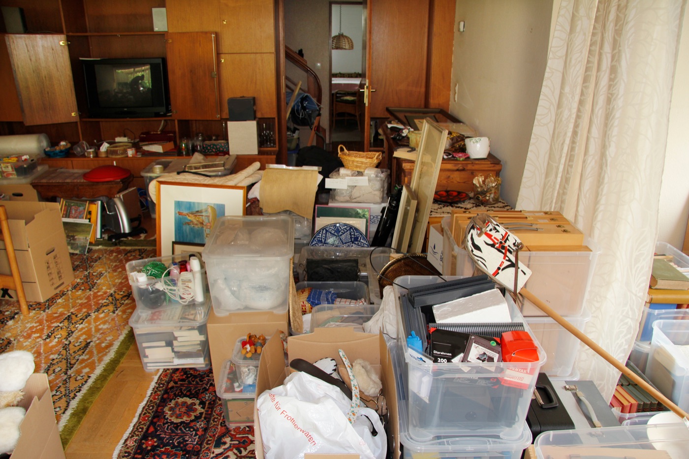 整理前の遺品(散らかった居間)